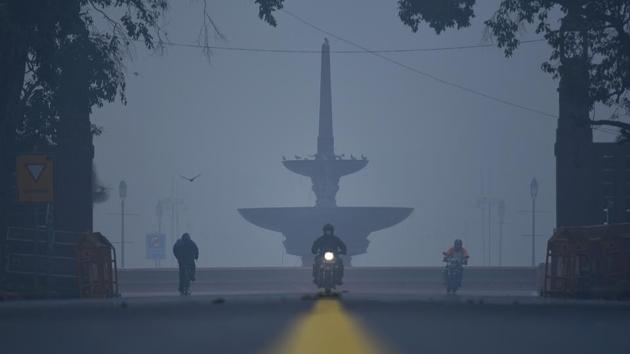 Commuters on a cold morning at Rashtrapati Bhawan in New Delhi. (Sanchit Khanna / HT Photo)