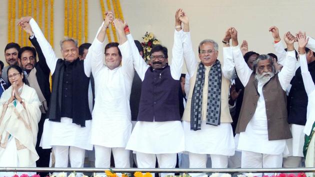 Jharkhand chief minister Hemant Soren with a galaxy of politicians, including Rahul Gandhi, Mamta Banerjee, Ashok Gahlot ,Bhupesh Baghel, Sitaram Yechuri , D Raja, Sitaram Yechuri, JMM President Sibu Soren , and others at Morhabadi ground in Ranchi, on Sunday, December 29, 2019. (Diwakar Prasad/ HT Photo)