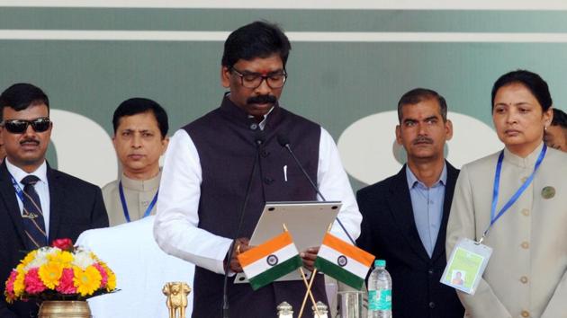 :Governor Droupadi Murmu administering the oath of office to Chief minister Hemant Soren at Morhabadi ground in Ranchi on Sunday, December 29, 2019. (Diwakar Prasad/ HT Photo)