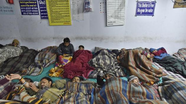 People sleep in a night shelter on a winter night, at Jama Masjid in the old quarters of Delhi. (Sanjeev Verma / HT Photo)