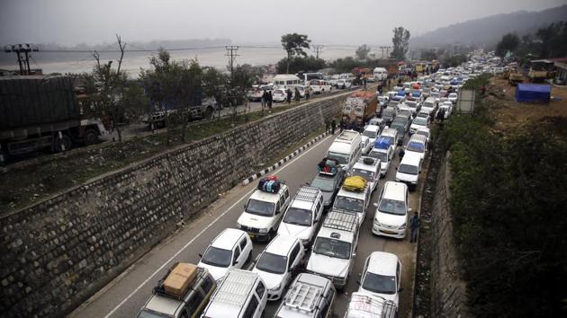 Traffic congestion on the Jammu-Srinagar National Highway that was closed due to landslides, at Nagrota in Jammu district of Jammu and Kashmir. (Nitin Kanotra / HT Photo)