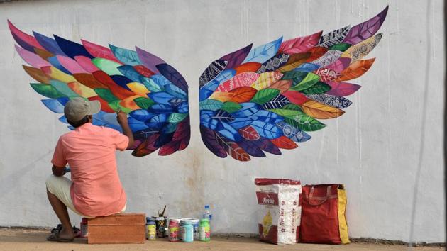 An artist paints a wall mural at Bandra Reclamation promenade in Mumbai, Maharashtra. (Satyabrata Tripathy / HT Photo)