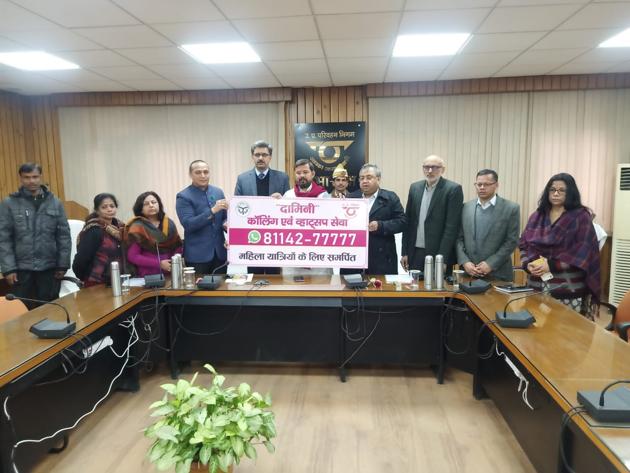 UP transport minister Ashok Katariya and others at the launch of the helpline for women passengers.(HT)