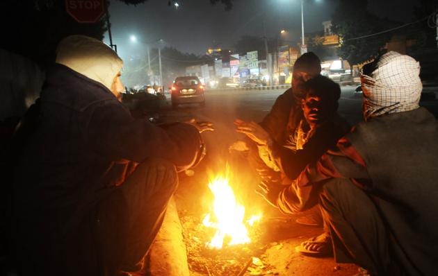 Cold wave coupled with dense fog has made life miserable for the homeless, migrant labourers and street vendors in Patiala on Monday.(BHARAT BHUSHAN/HT)