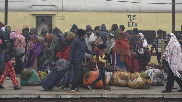 Passengers are seen walking on the railway platform after several trains were delayed due to dense fog, at Nizamuddin Railway Station. At least 30 trains were running late due to low visibility in the Northern Railway region, reported the news agency ANI. (Burhaan Kinu / HT Photo) Passengers are seen walking on the railway platform after several trains were delayed due to dense fog, at Nizamuddin Railway Station. At least 30 trains were running late due to low visibility in the Northern Railway region, reported the news agency ANI. (Burhaan Kinu / HT Photo)