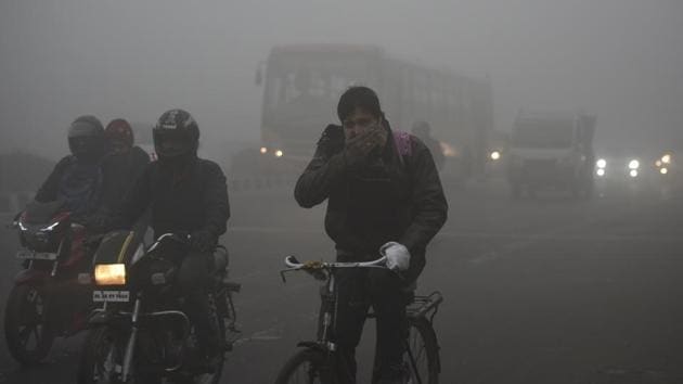 N Commuters move amid dense fog on a cold morning, at Modi Mill flyover, in New Delhi on Monday, December 30, 2019(Burhaan Kinu/HT PHOTO)