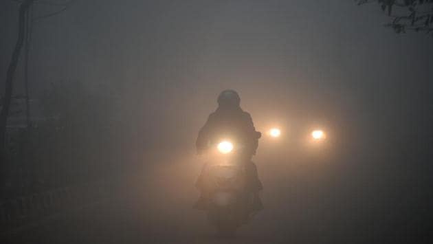 Vehicles seen in heavy fog on a cold morning near Green Park in New Delhi. This weather phenomenon is likely to continue till January 3, predicted the weather forecast agency. (Amal KS / HT Photo) Vehicles seen in heavy fog on a cold morning near Green Park in New Delhi. This weather phenomenon is likely to continue till January 3, predicted the weather forecast agency. (Amal KS / HT Photo)