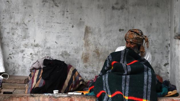 A man cover himself with a blanket on a cold winter morning near Saket, in New Delhi. From December 31 onwards, rain is likely in the capital city and its adjoining areas such as Noida, Gurugram, Ghaziabad and Faridabad. (Amal KS / HT Photo) A man cover himself with a blanket on a cold winter morning near Saket, in New Delhi. From December 31 onwards, rain is likely in the capital city and its adjoining areas such as Noida, Gurugram, Ghaziabad and Faridabad. (Amal KS / HT Photo)