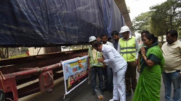 Three metro coaches which left from Nagpur on December 24 have arrived in the city on Saturday and will be elevated at the Sant Tukaram station.(HT PHOTO)