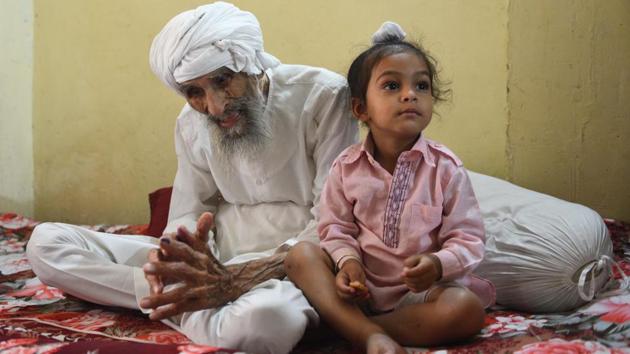 Hundred and eleven year old Bachan Singh at his residence after casting his vote in New Delhi on May 12. Only 60.34% of the 1.43 crore electorate stepped out to cast their votes, compared with 65.1% in the 2014 elections. That didn’t stop Singh, Delhi’s oldest voter, who told mediapersons he still doesn’t understand why he was being applauded for something he has been doing since 1951. (Vipin Kumar/HT Photo) Hundred and eleven year old Bachan Singh at his residence after casting his vote in New Delhi on May 12. Only 60.34% of the 1.43 crore electorate stepped out to cast their votes, compared with 65.1% in the 2014 elections. That didn’t stop Singh, Delhi’s oldest voter, who told mediapersons he still doesn’t understand why he was being applauded for something he has been doing since 1951. (Vipin Kumar/HT Photo)