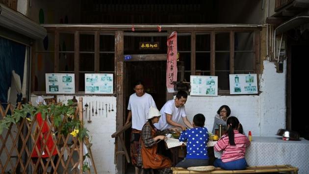 Tang Guanhua, Xing Zhen, Zhen’s parents and her students have lunch at AnotherCommunity in Guanzhong village. (Tingshu Wang / REUTERS)