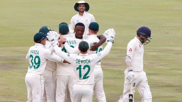 England's Sam Curran looks dejected as he walks off after losing his wicket off the bowling of South Africa's Kagiso Rabada.(REUTERS) England's Sam Curran looks dejected as he walks off after losing his wicket off the bowling of South Africa's Kagiso Rabada.(REUTERS)
