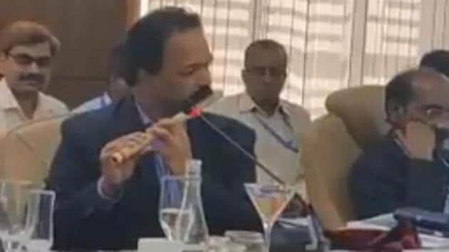 The video of the flute performance by a senior ISRO scientist has become an internet rage with more than 28,000 views. In the comments section of the post, netizens applauded Kunhikrishnan’s skill.(Photo: Twitter/Jairam_Ramesh)