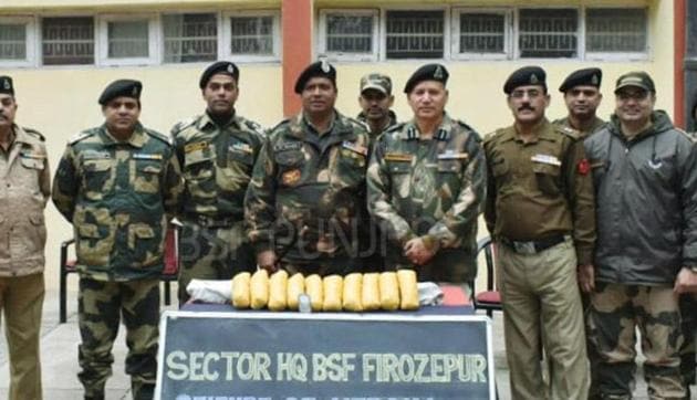 BSF officials with the seized heroin at Indo-Pak border in Ferozepur on Monday.(HT photo) BSF officials with the seized heroin at Indo-Pak border in Ferozepur on Monday.(HT photo)