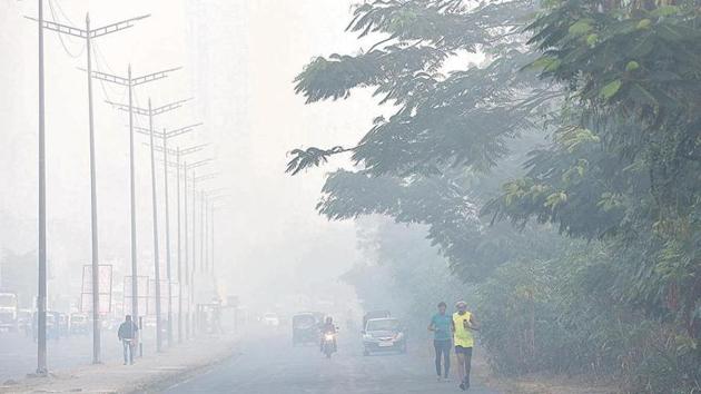 Though a shallow fog cover formed in the morning dissipated quickly, the air quality index (AQI) slipped into the “severe” category. (Satyabrata Tripathy/Hindustan Times) Though a shallow fog cover formed in the morning dissipated quickly, the air quality index (AQI) slipped into the “severe” category. (Satyabrata Tripathy/Hindustan Times)