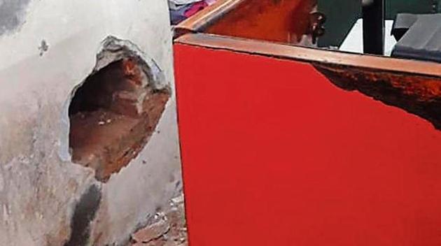 The hole in the wall of a post office in east Delhi’s Mansarovar Park area. The suspect is absconding, police said.(Sourced) The hole in the wall of a post office in east Delhi’s Mansarovar Park area. The suspect is absconding, police said.(Sourced)