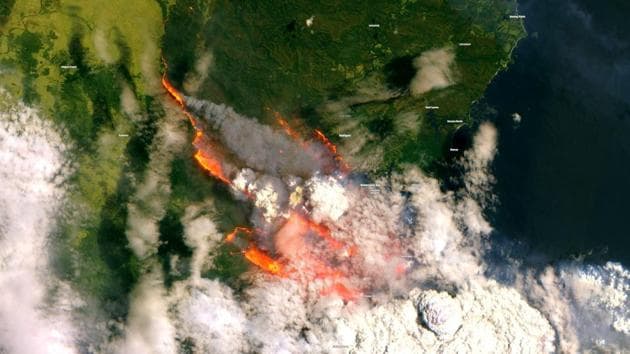A satellite image of the Batemans Bay shows smoke and fire from wild bushfires in Australia, 31 December, 2019.(REUTERS Photo) A satellite image of the Batemans Bay shows smoke and fire from wild bushfires in Australia, 31 December, 2019.(REUTERS Photo)