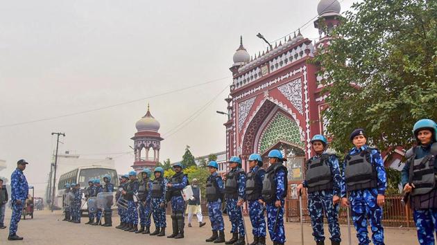 Police personnel stand guard in front of Aligarh Muslim University(PTI Photo)