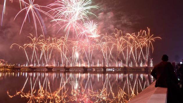 Fireworks light up the sky over the General de Gaulle bridge and the Ebrie lagoon during New Year's celebrations in Abidjan. (SIA KAMBOU / AFP) Fireworks light up the sky over the General de Gaulle bridge and the Ebrie lagoon during New Year's celebrations in Abidjan. (SIA KAMBOU / AFP)