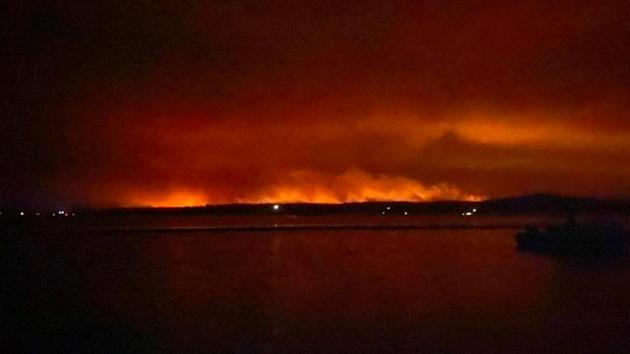 A view shows light and smoke from wild bushfires in Victoria, Australia on 31 December.(REUTERS Photo)