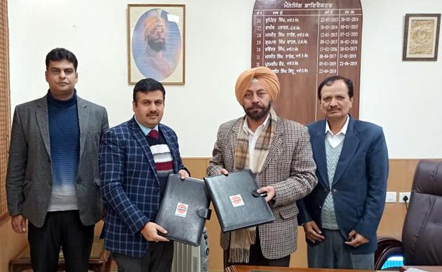 PRTC MD GS Sidhu and Indian Oil Corporation officials signing an MoU for rebate on diesel prices in Patiala on Wednesday. (HT PHOTO) PRTC MD GS Sidhu and Indian Oil Corporation officials signing an MoU for rebate on diesel prices in Patiala on Wednesday. (HT PHOTO)