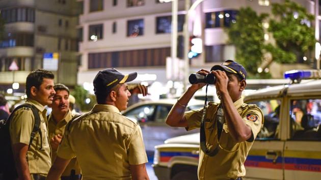 Police gather and arrange barricades to control traffic on the New Year Eve at Marine drive in Mumbai on Tuesday. (Photo: Raghul Krishnan/ Hindustan Times) Police gather and arrange barricades to control traffic on the New Year Eve at Marine drive in Mumbai on Tuesday. (Photo: Raghul Krishnan/ Hindustan Times)