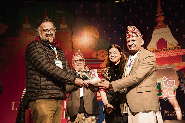 Amitabha Bagchi(L) receiving the DSC Prize from Pradeep Gyawali, Minister for Foreign Affairs of Nepal, in the presence of DSC prize founder Surina Narula and Harish Trivedi, jury chair of the prize for 2019.(DSC Prize for South Asian Literature)