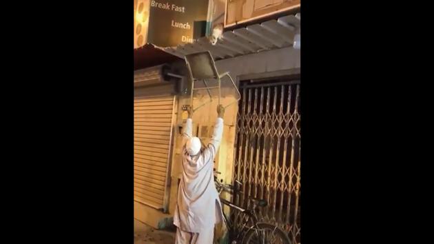 Elderly man uses a chair to rescue a cat. (Facebook/ALi’s Diary) Elderly man uses a chair to rescue a cat. (Facebook/ALi’s Diary)