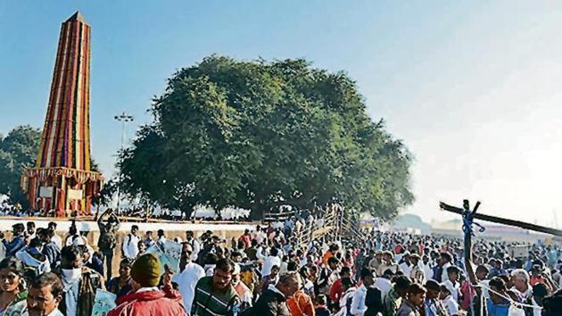 People gather in Bhima Koregaon on Wednesday. (Shankar Narayan/HT) People gather in Bhima Koregaon on Wednesday. (Shankar Narayan/HT)