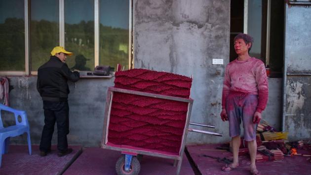 A worker (R) waiting to weigh the incense sticks he produced at the Fujian Xingquan Incense Factory. Demand is growing in China and in South-east Asian countries like Malaysia and Indonesia that have prominent overseas Chinese communities, as well as in Buddhist Thailand. (Hector Retamal/AFP) A worker (R) waiting to weigh the incense sticks he produced at the Fujian Xingquan Incense Factory. Demand is growing in China and in South-east Asian countries like Malaysia and Indonesia that have prominent overseas Chinese communities, as well as in Buddhist Thailand. (Hector Retamal/AFP)