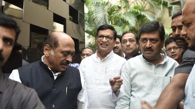 Senior Congress leader Ashok Chavan, Balasaheb Thorat and Manikrao Thakre stepping out of Hotel Trident in Bandra-Kurla Complex where they had meeting with Shiv Sena chief Uddhav Thackeray.(Satish Bate/HT file photo)