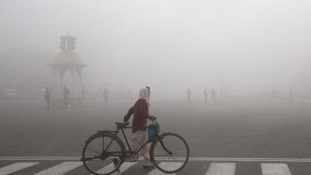 According to the India Meteorological Department (IMD), the temperature in Delhi at around 8 am on 1 January was 2.4 degrees Celsius and the visibility was about 500 meters.(AP File Photo)