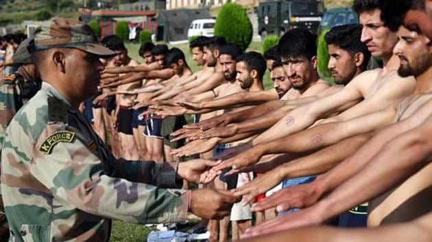 An army doctor examines the hands of youth during a recruitment drive organized by the Indian army(HT File) An army doctor examines the hands of youth during a recruitment drive organized by the Indian army(HT File)