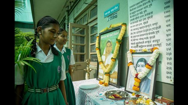 Students look at portraits of Ahilyabai Holkar and Savitribai Phule. Neeta Hole, a descendant of the Phules, said the couple’s contribution to women’s education and women’s rights was immense, and they should be awarded the Bharat Ratna award posthumously. Savitribhai Phule passed away on March 10, 1897. (Sanket Wankhade / HT Photo) Students look at portraits of Ahilyabai Holkar and Savitribai Phule. Neeta Hole, a descendant of the Phules, said the couple’s contribution to women’s education and women’s rights was immense, and they should be awarded the Bharat Ratna award posthumously. Savitribhai Phule passed away on March 10, 1897. (Sanket Wankhade / HT Photo)