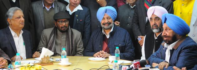 (Sitting, from left) Punjab Vidhan Sabha speaker Rana KP Singh, PSCB chairman Rana Virender Singh, Punjab health minister Balbir Singh Sidhu, finance minister Manpreet Singh Badal and jail minister Sukhjinder Randhawa at Punjab Cooperative State Bank in Sector 34, Chandigarh, on Friday.(HT PHOTO)