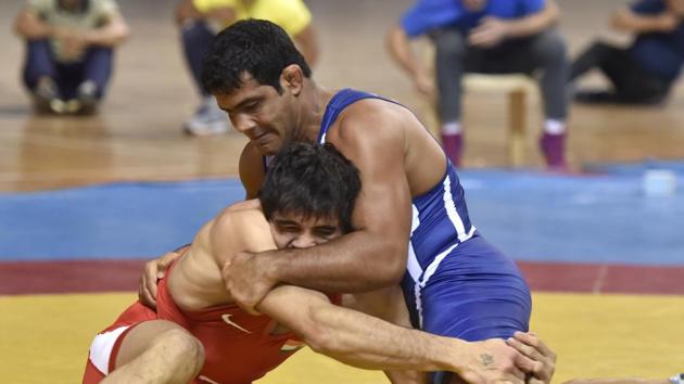 File image of wrestlers Jitender Kumar (red) and Sushil Kumar.(Sanjeev Verma/HT PHOTO)