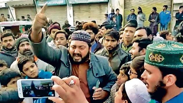 An angry mob shouts anti-Sikh slogans outside Nankana Sahib Gurdwara in Pakistan’s Punjab on Friday.(ANI Photo)