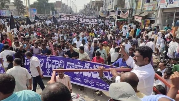 Farmers in Amravati blockading a road to protest the proposed shifting of administrative capital to Visakhapatnam.(Sourced Photo) Farmers in Amravati blockading a road to protest the proposed shifting of administrative capital to Visakhapatnam.(Sourced Photo)