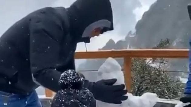 MS Dhoni tries his hand at building a snowman.(Instagram/ Video screenshot)