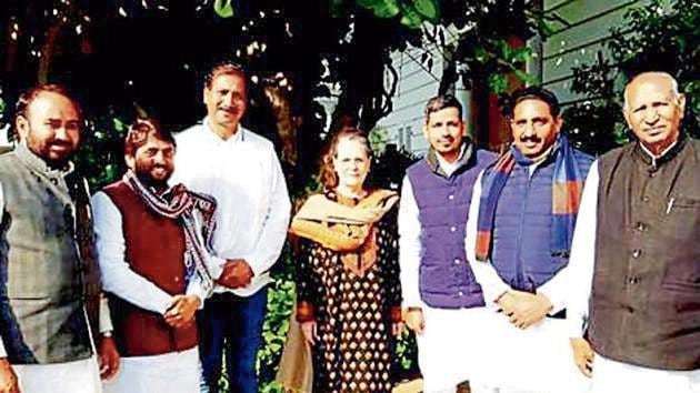 Former Rajasthan BSP MLAs meet Congress president Sonia Gandhi in New Delhi on Friday.(ANI) Former Rajasthan BSP MLAs meet Congress president Sonia Gandhi in New Delhi on Friday.(ANI)