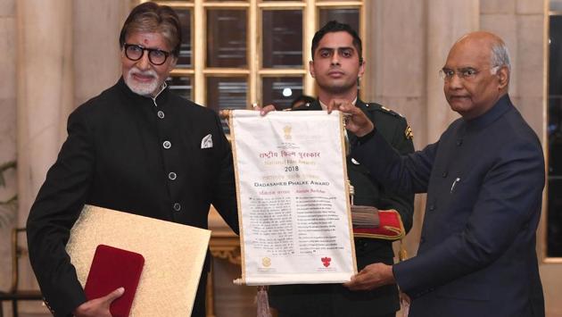 President Ram Nath Kovind presents the Dada Saheb Phalke Award for the year 2018 to Bollywood actor Amitabh Bachchan, for his contribution to the Indian film industry, at Rashtrapati Bhavan in New Delhi. (courtesy: Rashtrapati Bhavan)