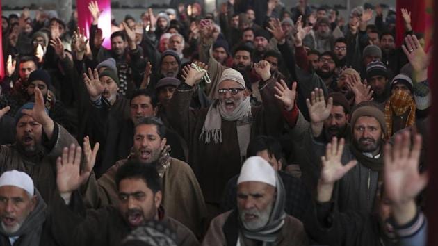 Kashmiri Shiite Muslims shout anti American and Israeli slogans during a protest against the US airstrike in Iraq that killed Iranian Revolutionary Guard General Qassem Soleimani.(AP Photo)