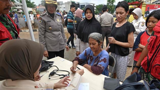 Flood-affected residents receive medical assistance in Jakarta. The health ministry deployed some 11,000 health workers and soldiers to distribute medicine, disinfectant hygiene kits and food in a bid to stave off outbreaks of Hepatitis A, mosquito-borne Dengue fever and other illnesses, including infections linked to contact with dead animals. (Bay Ismoyo / AFP) Flood-affected residents receive medical assistance in Jakarta. The health ministry deployed some 11,000 health workers and soldiers to distribute medicine, disinfectant hygiene kits and food in a bid to stave off outbreaks of Hepatitis A, mosquito-borne Dengue fever and other illnesses, including infections linked to contact with dead animals. (Bay Ismoyo / AFP)