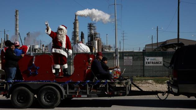 The annual town Christmas parade, sponsored by Valero, takes place in the Manchester neighbourhood. “There’s a narrative that air quality is getting worse, but that’s not what the emission data is showing,” Riojas told Reuters. The Texas Commission on Environmental Quality, which enforces federal and state environmental laws, gives Valero’s refinery the top compliance level possible, said Andrew Keese, a spokesman for the agency. (Loren Elliott / REUTERS)