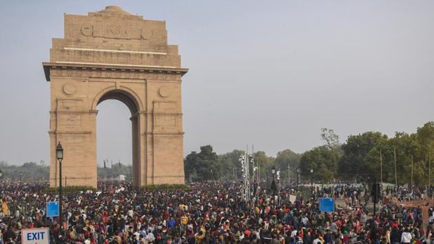 A huge gathering of people is seen around India Gate on the first day of the new year, in New Delhi. (Burhaan Kinu / HT Photo)