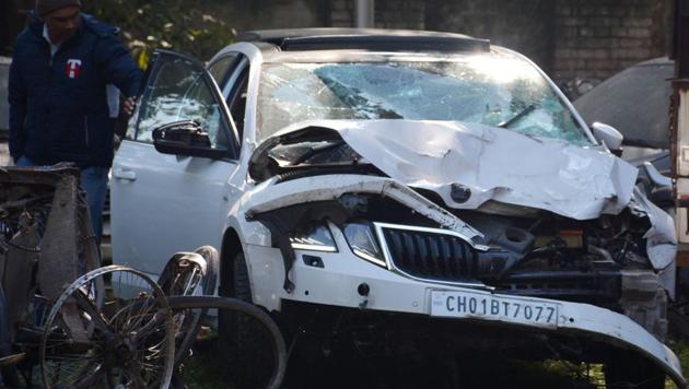 The Skoda Octavia that hit three cycle carts near the Kalagram traffic lights. (Sant Arora/HT) The Skoda Octavia that hit three cycle carts near the Kalagram traffic lights. (Sant Arora/HT)