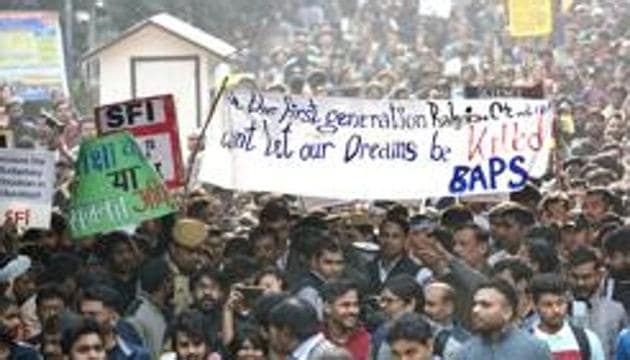 New Delhi, Dec 09 (ANI): JNU students raise slogans as they march towards Rashtrapati Bhavan during a protest against the fee hike(HT File) New Delhi, Dec 09 (ANI): JNU students raise slogans as they march towards Rashtrapati Bhavan during a protest against the fee hike(HT File)