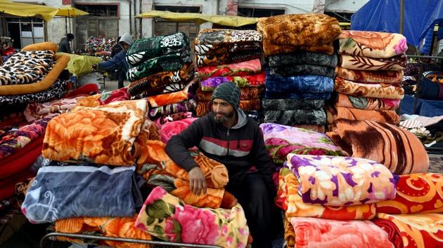 Vendor waiting for customers during a cold day in Srinagar.(ANI PHOTO) Vendor waiting for customers during a cold day in Srinagar.(ANI PHOTO)