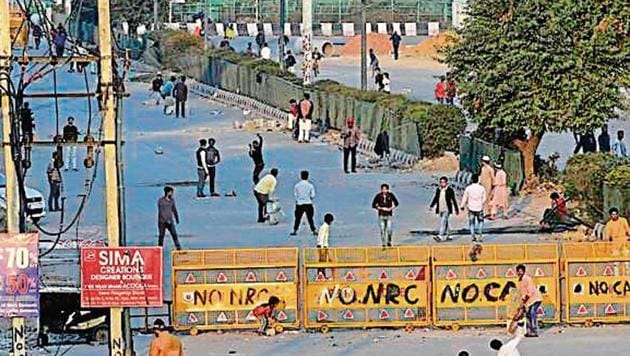 Students and parents are concerned about the long commute that they will now have to bear because of the protests outside Jamia as well. (Burhaan Kinu/HT PHOTO)