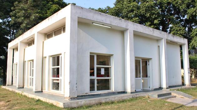 The libraries, including this one at a park in Phase 11, carry no signboard, making them inconspicuous.(HT FILE PHOTO)